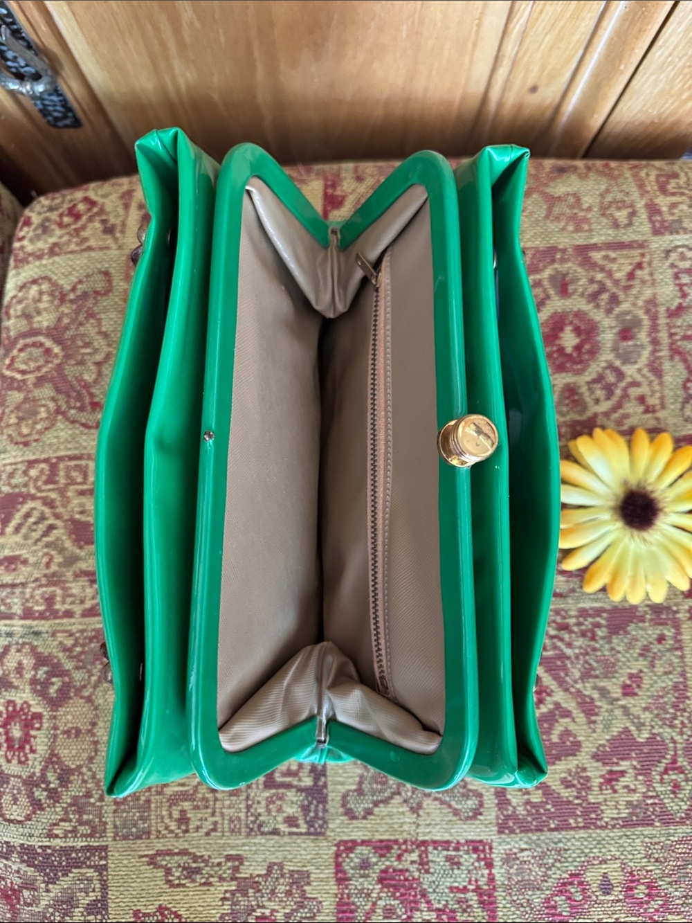 👛 RARE + Vintage; Kelly Green 50’s/60’s Vinyl Purse w/Coca Cola Colored Handles! - Picture 8 of 14